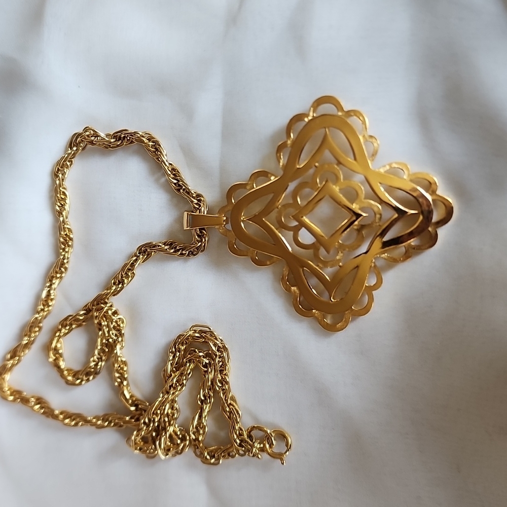 NICE VINTAGE CROWN TRIFARI NECKLACE